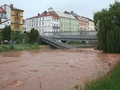 Labe strhlo lávku v centru Jaroměře