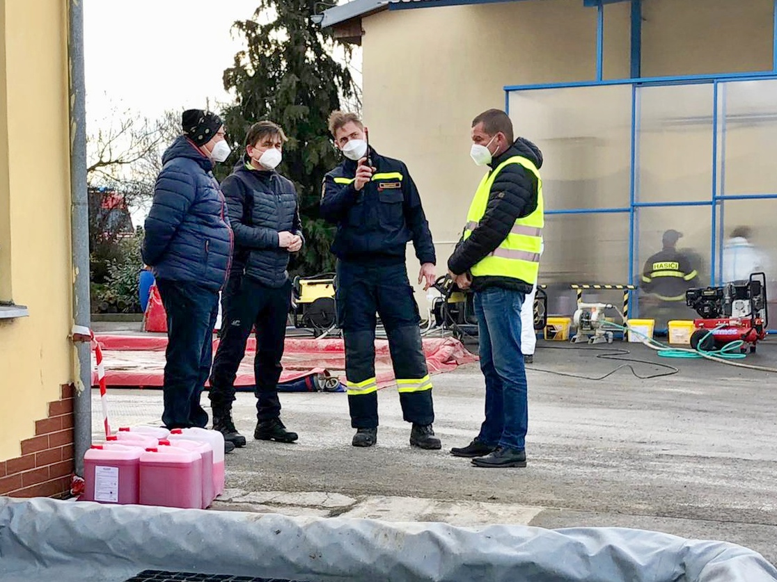 Hasiči a veterináři zlikvidovali chov slepic nakažených ptačí chřipkou v Kosičkách, drůbežárna po úklidu a desinfekci plánuje obnovit provoz 