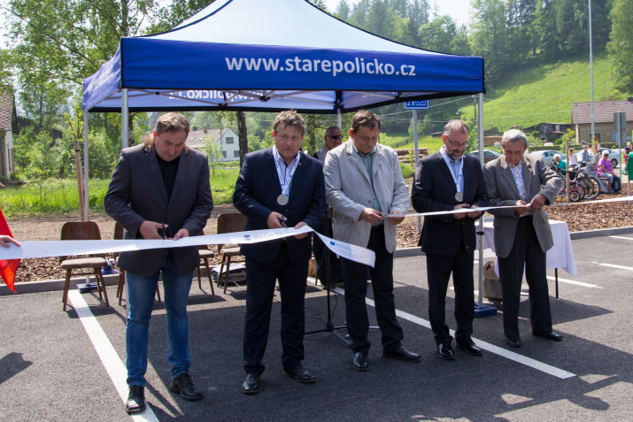 Turistům slouží v Machovské Lhotě nové parkoviště