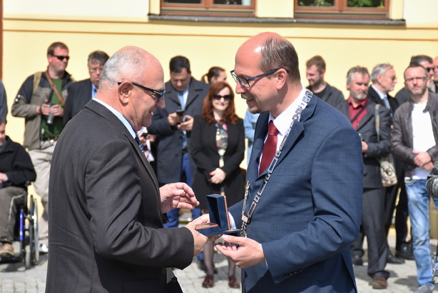 Hejtman Štěpán ocenil významné osobnosti regionu. Kraj dnes oslavuje na Pivovarském náměstí