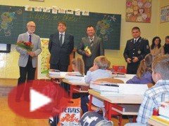 VIDEO: Prvňáčci dostali na uvítanou kufřík Bezpečně do školy i do přírody 