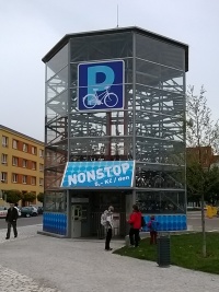 Cyklistům se blýská na lepší časy. V Hradci Králové by měl vyrůst další parkovací dům pro kola.