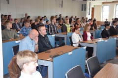 Studenti zasedli místo zastupitelů. Hejtman ocenil nejlepší z nich. 