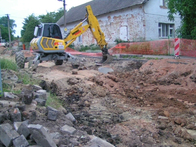 Silnice byla v době rekonstrukce zcela neprůjezdná.