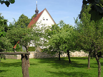 Slatina - boušinská kaplička obklopená zelení